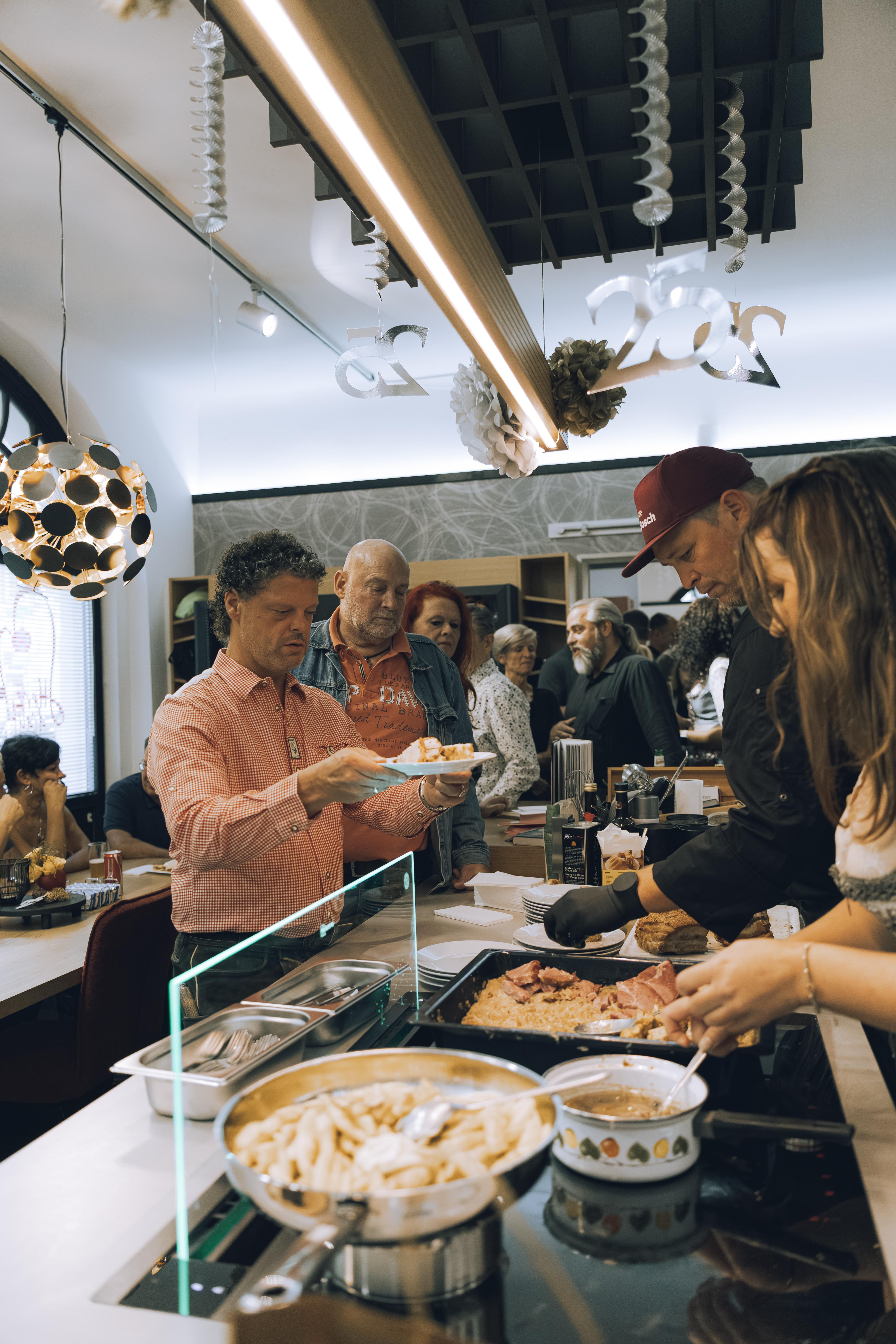 Jubiläumstorte wird präsentiert