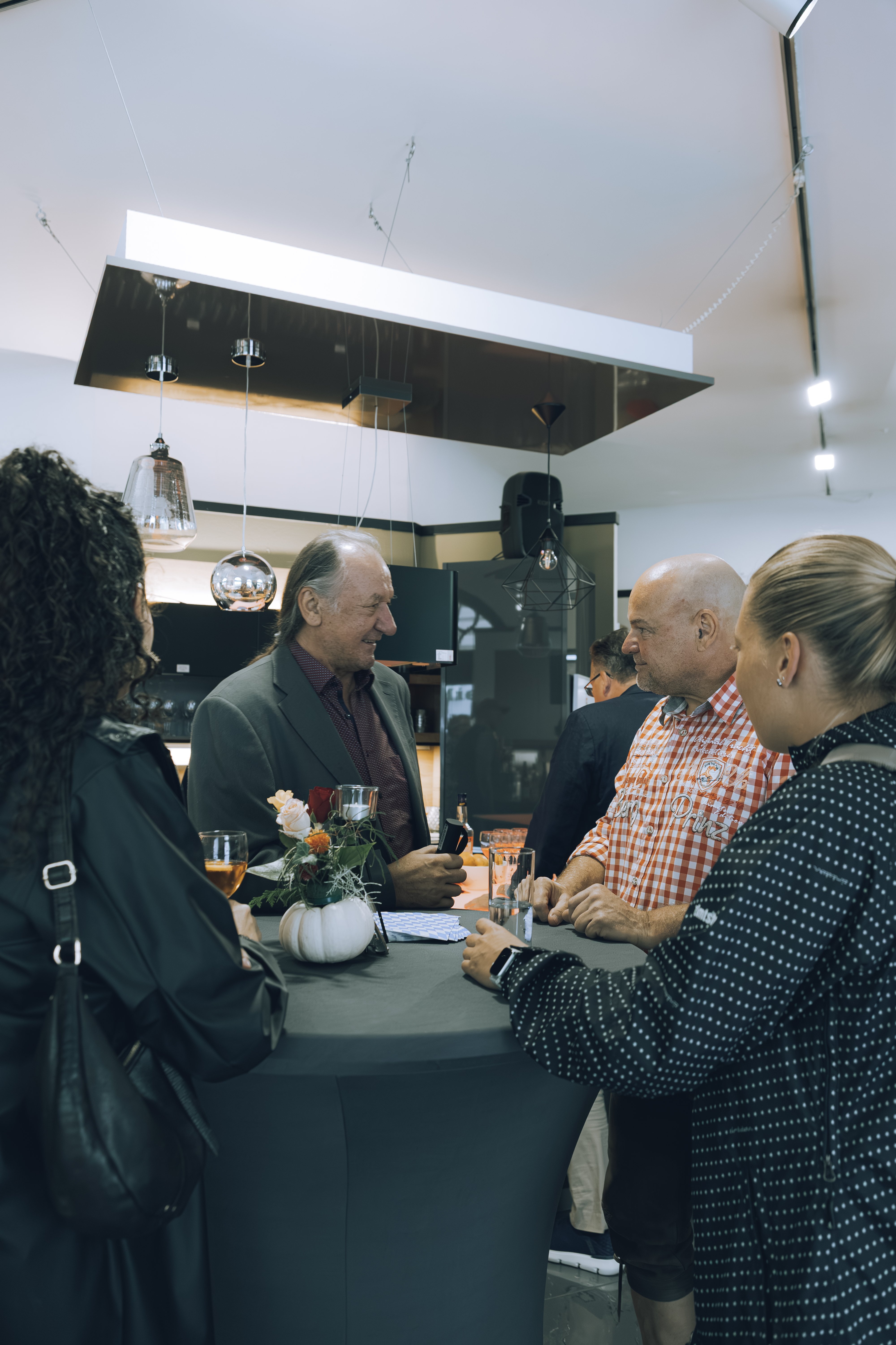 Gäste beim Anstoßen