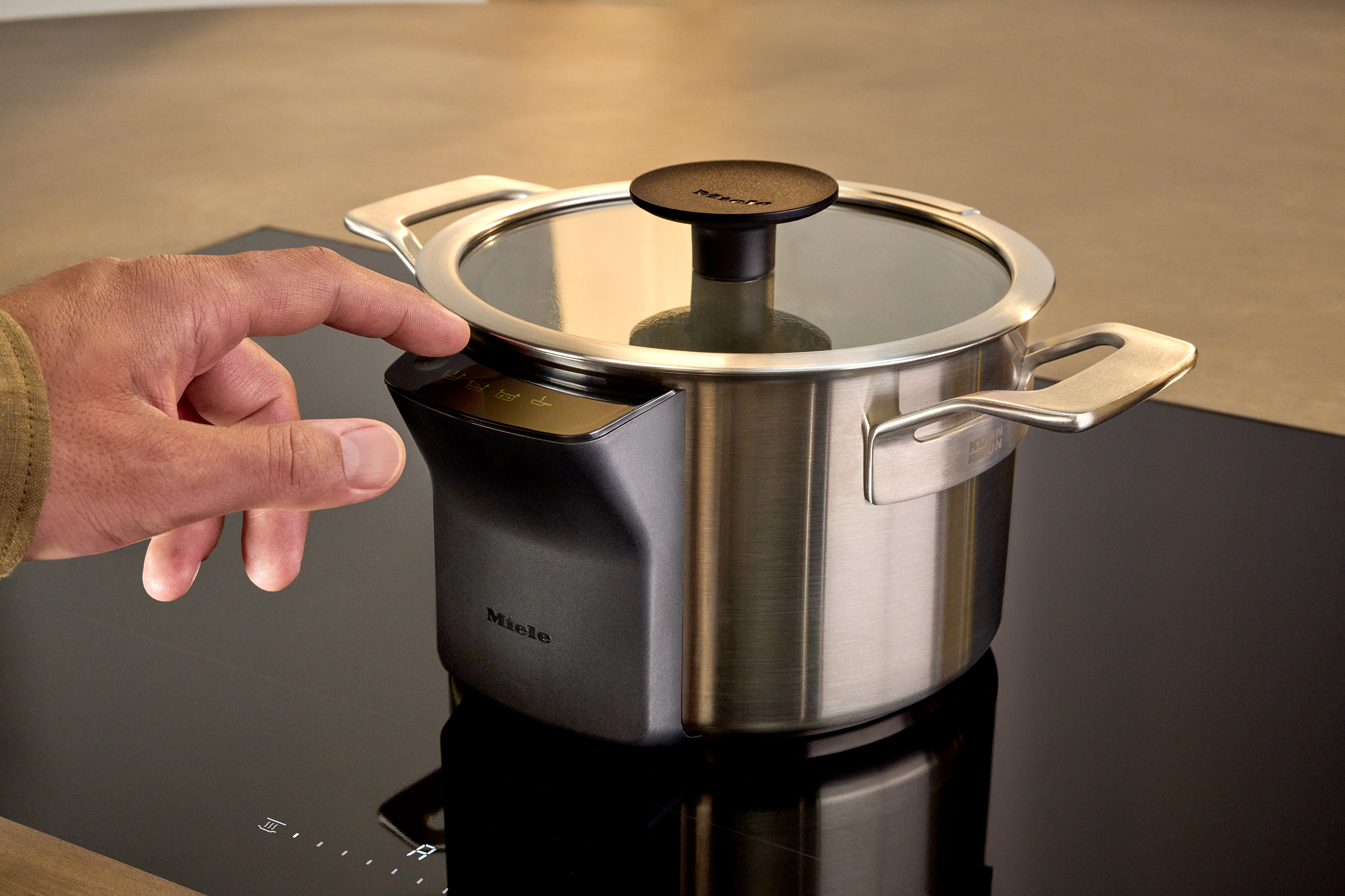 Miele M Sense Kochgeschirr mit KM 8000 Induktionskochfeld