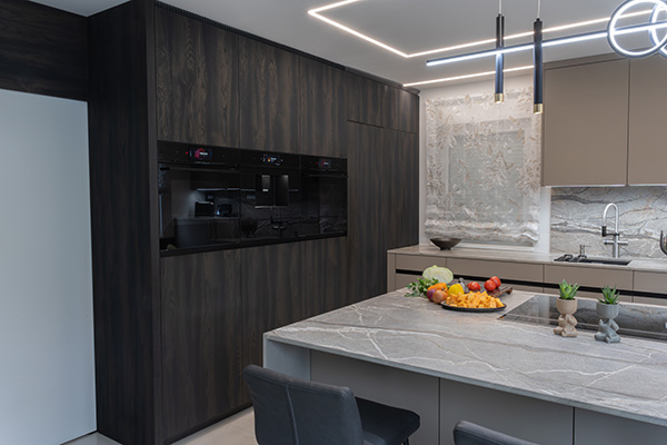 Serene Depths – Gesamtansicht der Küche