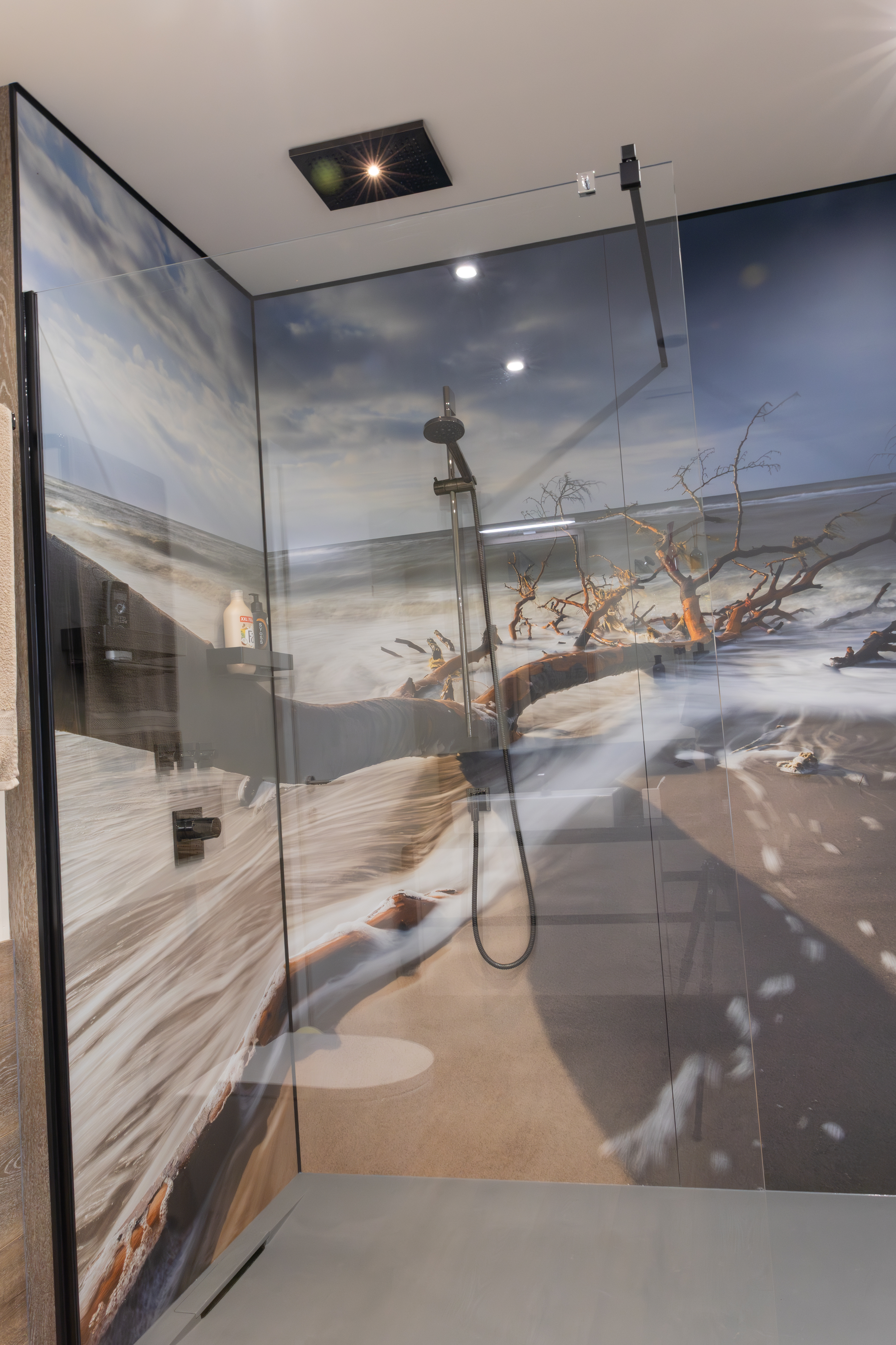 Coastal Retreat – Walk-in Dusche mit Küstenpanorama