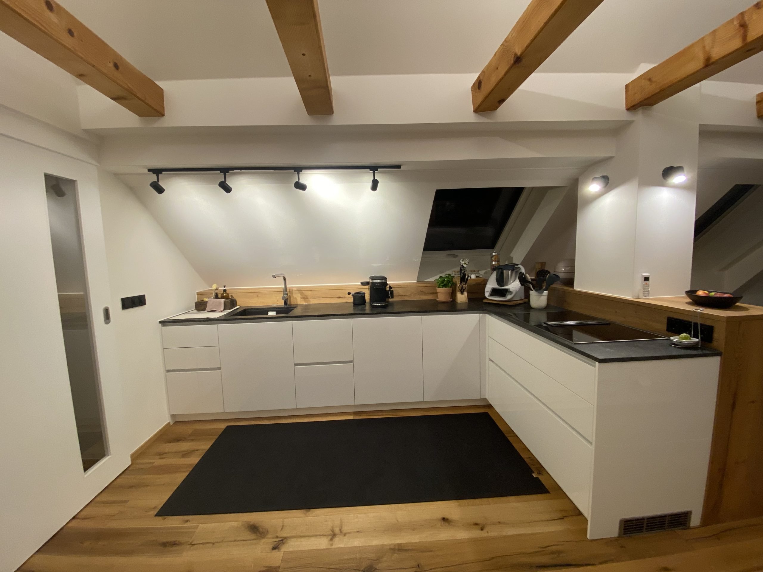 Hidden Haven – Hauptküche mit Holzbalken