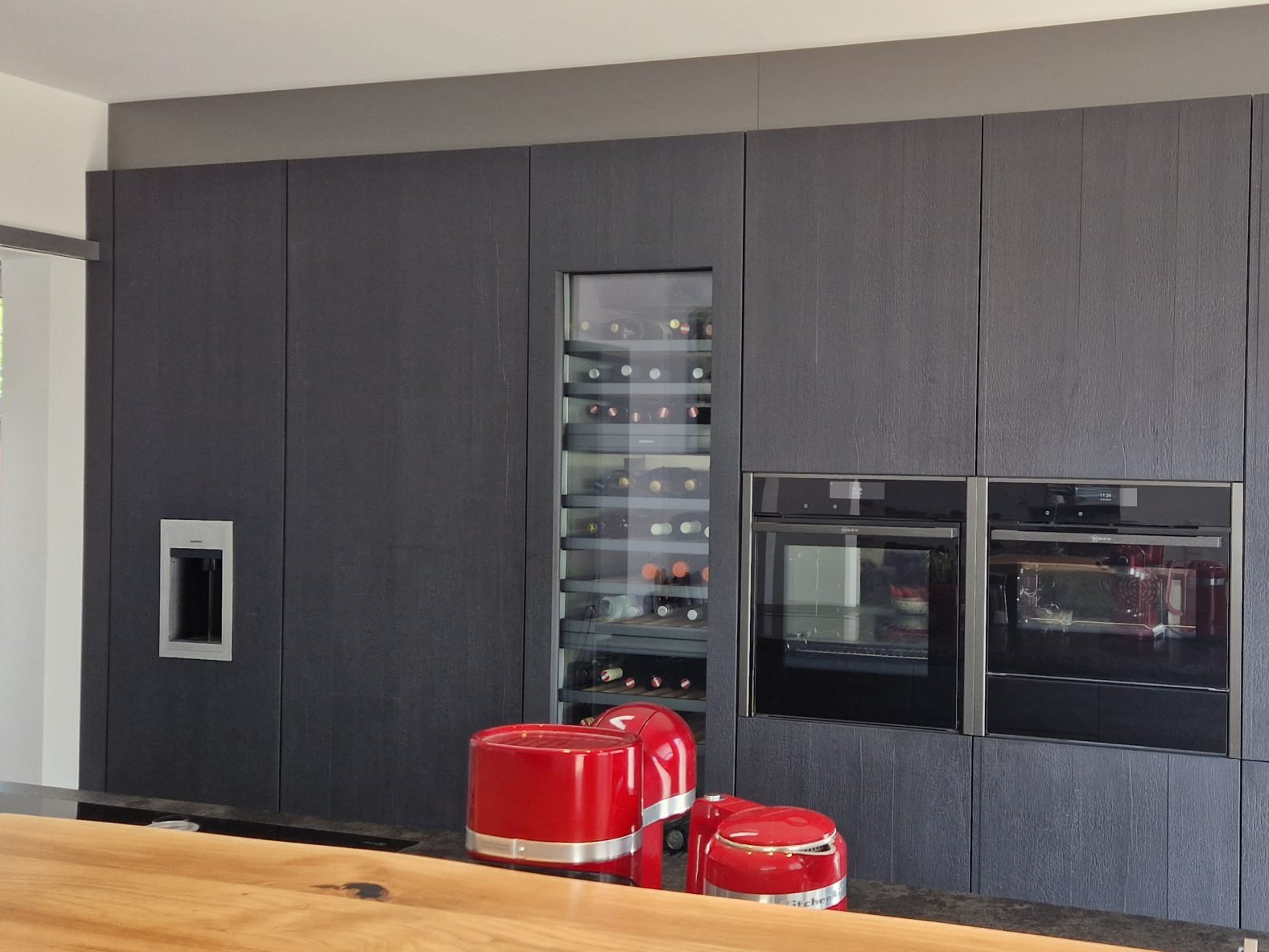 Volcanic Contrast – Hochschrankwand in Vulkaneiche